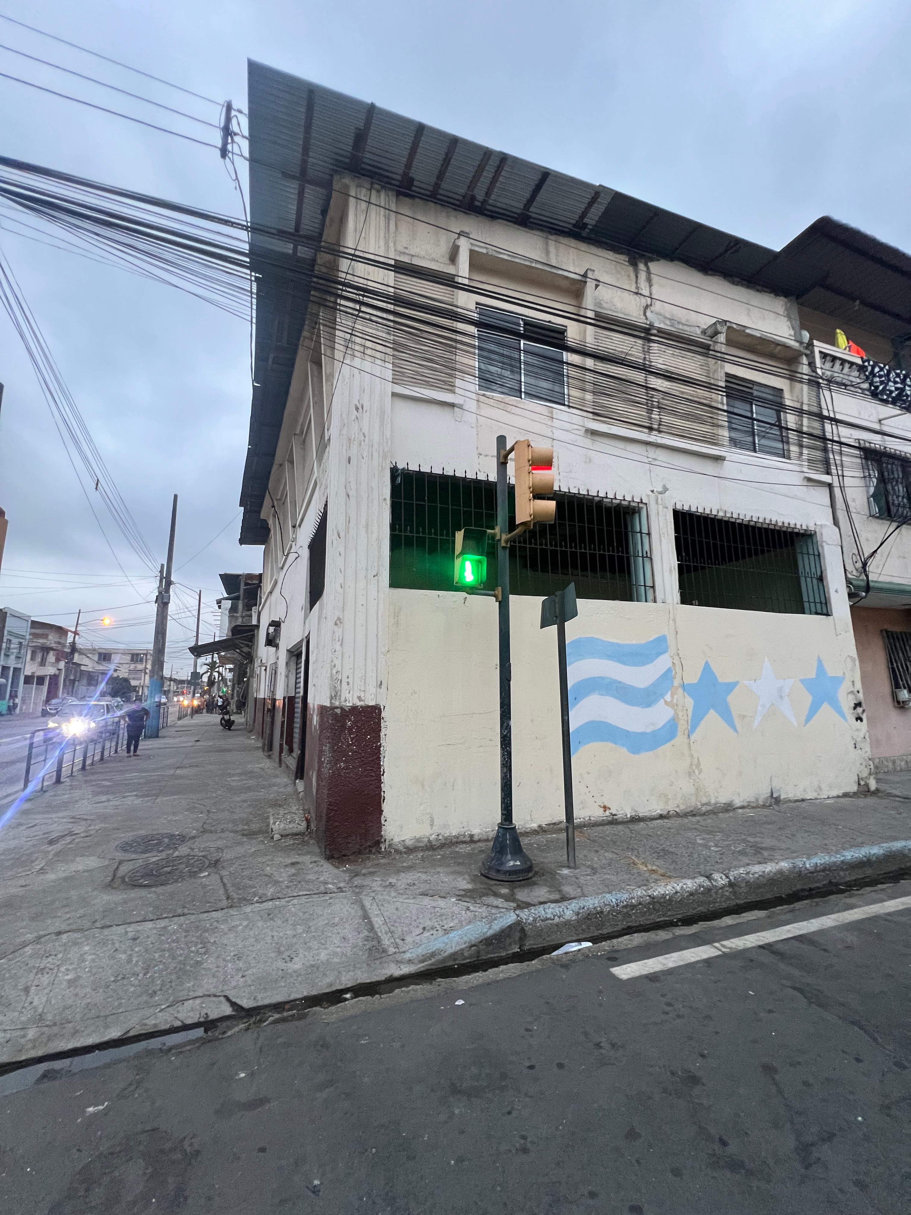 SE VENDE TERRENO CON CASA PARA REMODELAR – EXCELENTE UBICACIÓN